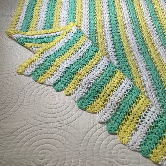 Vintage crochet grandma blanket, sea foam green, yellow, white. Cottage core - Picture 2 of 5